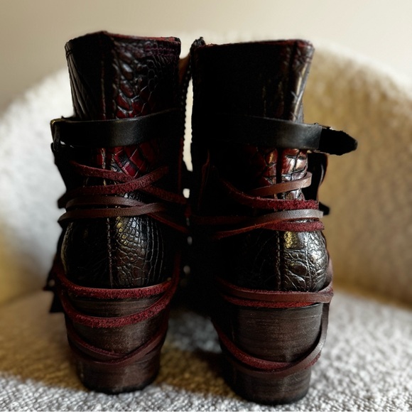 Steve Madden Freebird Crue size 8
red accents - Picture 2 of 4